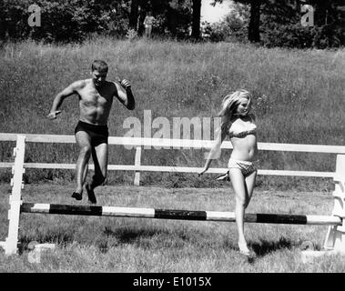 Burt Lancaster et Janet Landgard dans 'Le nageur' Banque D'Images