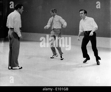 Gene Kelly watches stand-in de répéter Banque D'Images