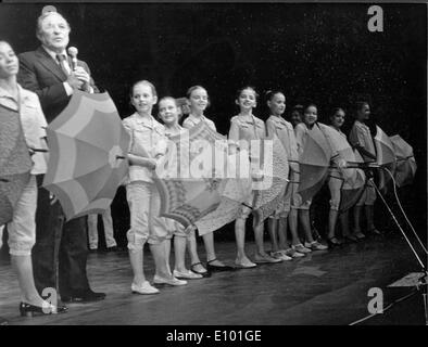 Danseur Gene Kelly fait parler au profit Banque D'Images