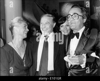 Gene Kelly rit avec Claude Bessy et Michel Legrand Banque D'Images