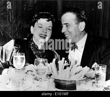 Acteurs Judy Garland et Humphrey Bogart dîner ensemble Banque D'Images