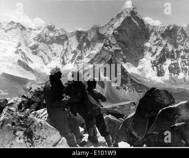 Les grimpeurs. Le MONT EVEREST est la plus haute montagne de la terre, avec un pic à 8 848 mètres au-dessus du niveau de la mer et la 5ème plus haute montagne Banque D'Images