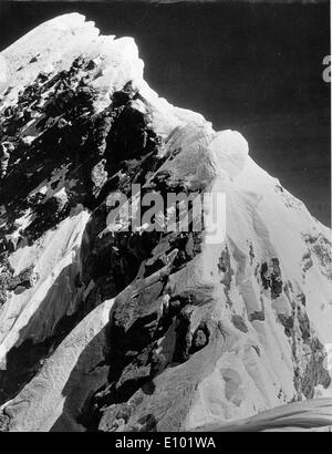 Le MONT EVEREST est la plus haute montagne de la terre, avec un pic à 8 848 mètres au-dessus du niveau de la mer et la 5ème plus haute montagne Banque D'Images