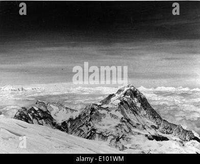 Le MONT EVEREST est la plus haute montagne de la terre, avec un pic à 8 848 mètres au-dessus du niveau de la mer. Banque D'Images