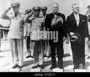 ARTHUR RADFORD un amiral de la Marine américaine, commandant en chef des forces américaines du Pacifique et le chef d'état-major interarmées Banque D'Images