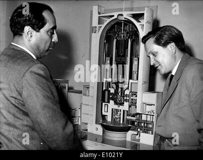 HOMI JEHANGIR BHABHA, FRS était un physicien nucléaire indien, directeur fondateur, et professeur de physique (L) Banque D'Images