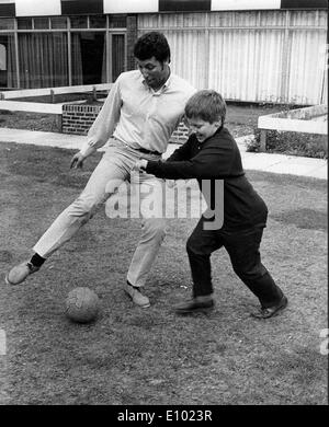 Chanteur Tom Jones joue au soccer avec kid Banque D'Images