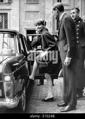 Acteurs Audrey Hepburn et Mel Ferrer laisser Quirinale Banque D'Images