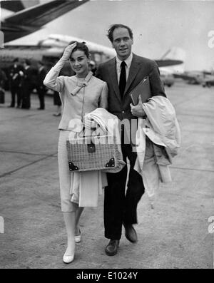 Acteurs Audrey Hepburn et Mel Ferrer arrivée à l'aéroport Banque D'Images