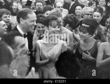 Acteurs Audrey Hepburn et Mel Ferrer sur navire Banque D'Images