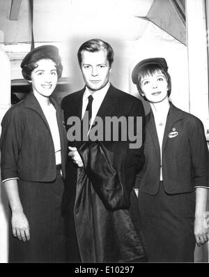 L'acteur Marcello Mastroianni avec les agents de bord Banque D'Images