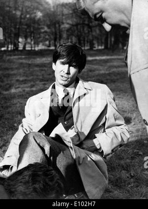 Acteur Anthony Perkins les entorses de la cheville sur le plateau Banque D'Images