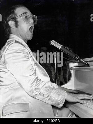 Elton John Singer se produit en concert Banque D'Images