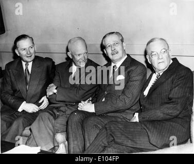 Le président Eisenhower en réunion avec Harold Macmillan Banque D'Images