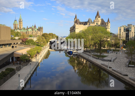 Canal Rideau d'Ottawa avec la colline du Parlement et le Château Laurier à l'arrière-plan à l'arrière-plan Banque D'Images