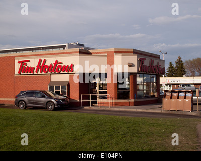 Un restaurant Tim Hortons et drive à Edmonton, Alberta, Canada. Banque D'Images