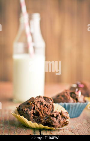 Muffins au chocolat sur la vieille table en bois Banque D'Images