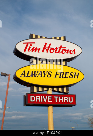 Un restaurant Tim Hortons drive thru signe. Edmonton, Alberta, Canada. Banque D'Images