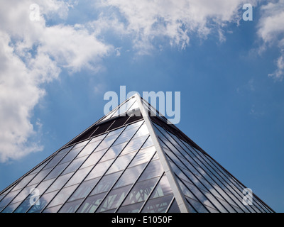 Les pyramides de verre de la Muttart Conservatory, un jardin botanique et noté monument d'Edmonton, Alberta, Canada. Banque D'Images