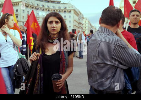 Thessaloniki, Grèce, 20 mai 2014. Les partisans du parti communiste grec fo attendre pour démarrer une réunion électorale dans le nord de la ville grecque de Thessalonique. Le parti communiste grec (KKE) Dimitris leader Koutsoumbas s'est adressé à un rassemblement électoral à Thessalonique, la deuxième plus grande ville de la Grèce, avant les élections européennes de dimanche. Credit : Orhan Tsolak/Alamy Live News Banque D'Images