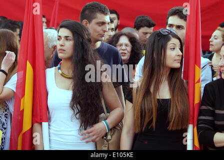 Thessaloniki, Grèce, 20 mai 2014. Les partisans du parti communiste grec fo attendre pour démarrer une réunion électorale dans le nord de la ville grecque de Thessalonique. Le parti communiste grec (KKE) Dimitris leader Koutsoumbas s'est adressé à un rassemblement électoral à Thessalonique, la deuxième plus grande ville de la Grèce, avant les élections européennes de dimanche. Credit : Orhan Tsolak/Alamy Live News Banque D'Images