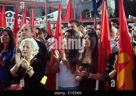 Thessaloniki, Grèce, 20 mai 2014. Les partisans du parti communiste grec tenir drapeaux et applaudir lors d'une réunion électorale dans le nord de la ville grecque de Thessalonique. Le parti communiste grec (KKE) Dimitris leader Koutsoumbas s'est adressé à un rassemblement électoral à Thessalonique, la deuxième plus grande ville de la Grèce, avant les élections européennes de dimanche. Credit : Orhan Tsolak/Alamy Live News Banque D'Images