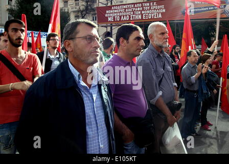 Thessaloniki, Grèce, 20 mai 2014. Les partisans du parti communiste grec écouter un discours dans le nord de la ville grecque de Thessalonique. Le parti communiste grec (KKE) Dimitris leader Koutsoumbas s'est adressé à un rassemblement électoral à Thessalonique, la deuxième plus grande ville de la Grèce, avant les élections européennes de dimanche. Credit : Orhan Tsolak/Alamy Live News Banque D'Images