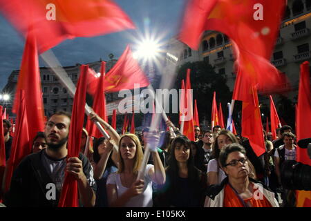 Thessaloniki, Grèce, 20 mai 2014. Les partisans du parti communiste grec agitent des drapeaux au cours d'une réunion électorale dans le nord de la ville grecque de Thessalonique. Le parti communiste grec (KKE) Dimitris leader Koutsoumbas s'est adressé à un rassemblement électoral à Thessalonique, la deuxième plus grande ville de la Grèce, avant les élections européennes de dimanche. Credit : Orhan Tsolak/Alamy Live News Banque D'Images