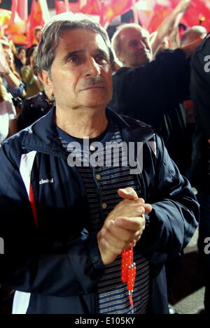 Thessaloniki, Grèce, 20 mai 2014. Partisan du parti communiste grec tape ses mains au cours d'une réunion électorale dans le nord de la ville grecque de Thessalonique. Le parti communiste grec (KKE) Dimitris leader Koutsoumbas s'est adressé à un rassemblement électoral à Thessalonique, la deuxième plus grande ville de la Grèce, avant les élections européennes de dimanche. Credit : Orhan Tsolak/Alamy Live News Banque D'Images