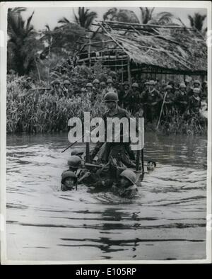 1 janvier, 1970 - ''(illisible)'' des troupes en opérations Anti-Guerilla : ''(illisible)'' les troupes vietnamiennes sont au travail tous les jours sur ''(illisible)'' tions qui visent à écraser le Viet Cong ''(illisible)'' rillas dans la province Ba Xuyen. L'aide de ''(illisible)'' d'hélicoptères américains sont ils swoop- ''(illisible)'' sur les villages qui ont été repris par la guérilla communiste, qui active les villageois à leur fournir la nourriture. Dans un village, les gens se sont précipités à partir de leurs abris pour se cacher dans un marais alors que les combats faisaient rage. Photo montre des soldats vietnamiens ford un canal à travers un village de Ba Xuyen. Banque D'Images