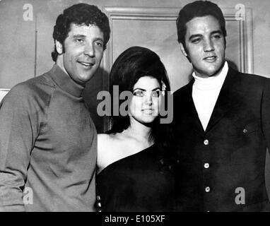 Chanteurs Elvis Presley, Tom Jones et Priscilla Presley Banque D'Images