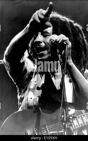 Chanteur, auteur-compositeur, musicien Bob Marley chante en concert Banque D'Images