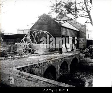 06 janvier, 1970 - 18ème siècle moulin à poudre tableau en cours de restauration à l'ordre de marche : le 18ème siècle moulin à poudre graphique à Faversham, Kent, qui est eu recours à l'ordre de travail par Faversham Society avec le Gouvernement et l'aide du conseil pour un coût d'environ 3 750. Il faisait autrefois partie de la poudrerie Royale, fourniture de Nelson à Trafalgar et Wellington à Waterloo. Banque D'Images