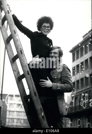 14 janvier 1970 - Ici est Gudrun Kramer et son futur mari Rolf Stender. 23 ans, Kramer, un artiste d'Oldenburg, est devenu la star de la Düsseldorf production de ''Cheveux'' et plus proche d'une grande carrière par la libération de plusieurs records(son ''Cheveux'' LP est devenu un succès monstre dans le pays dans le bloc de l'EST.) En plus de cela elle a trouvé l'amour de sa vie. Il est un homme de 26 ans nommé Rolf Stender de Düsseldorf. Bientôt, ils se sont fiancés et vont bientôt être mariés. En attendant, le futur mari a commencé à gérer personnellement son ''Hippie-Girl. Banque D'Images