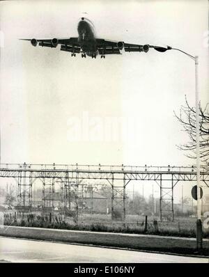 22 janvier 1970 - Jumbo jet arrive en vol inaugural : vue montrant l'Organisation panaméricaine de la Boeing 747 jumbo jet - crossing Staines Road car il arrive en terre à l'aéroport d'Heathrow - aujourd'hui à inaugurer le premier jumbo jet service de New York à Londres. L'angle de la caméra donne l'impression que si l'extrémité de l'aile est de toucher la lampe standard. Banque D'Images