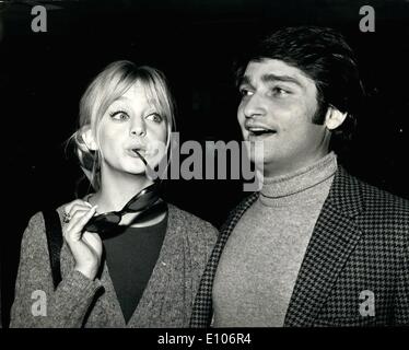 Le 29 janvier 1970 - 29 janvier 1970 Goldie Hawn arrive. Goldie Hawn, la blonde délirants de l'American TV show, le Rowan et Martin-rire dans vu sur la télévision britannique, est arrivé à l'aéroport d'Heathrow d'aujourd'hui. Ce soir, elle sera un des principaux clients de la première dans le West End de Londres, du film Marooned , qui stars Gregory Peck. Goldie a réalisé son premier film Fleur de cactus , et son second il y a une fille dans ma soupe sera faite en Grande-Bretagne. Photo montre : Goldie Hawn photographiée à son arrivée à l'aéroport d'Heathrow, avec son mari, Gus Trekonis. Banque D'Images