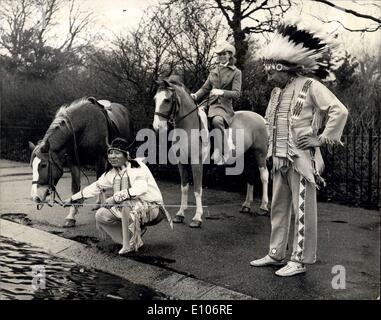 30 janvier 1970 - l'Ouest sauvage Hits Ville : dans Hyde Park ce matin, les membres de l'American Rodeo Show qui sera en tournée en Europe cette année, étaient à cheval - ils sont la pour-coureurs de l'émission, le reste de la rodeo sont sur leur chemin par mer vers l'Europe. Photo montre : trois stars de la série s'arrêter à l'eau les chevaux dans le lac Serpentine, ils sont la L-R. Le chef Lloyd B. Une étoile, Miss Rodeo d'Amérique, et chef de l'Aigle Noir. Banque D'Images