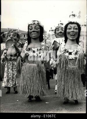 02 février 1970 - Le Carnaval de Nice bat son plein : Le carnaval annuel ouvert à Nice sur la côte d'Azur samedi dernier. Le thème du Carnaval 1970 est ''îles d'outre-mer''. La photo montre un groupe de figures de carnaval représentant Tahiti. Banque D'Images