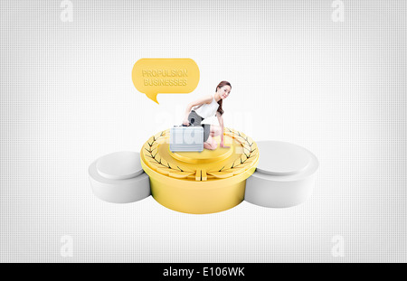 Une femme agenouillée sur un podium d'or Banque D'Images