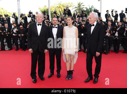 Cannes, France. 20 mai, 2014. Directeur belge Luc Dardenne, acteur Belge Fabrizio Rongione, actrice française Marion Cotillard et le réalisateur Belge Jean-Pierre Dardenne (de G à D) L'arrivée de l'examen préalable de 'Deux Jours, Une Nuit" ("deux jours, une nuit") pendant la 67e Cannes Film Festival, à Cannes, France, le 20 mai 2014. Le film est présenté en compétition officielle du festival qui se déroule du 14 au 25 mai. Credit : Ye Pingfan/Xinhua/Alamy Live News Banque D'Images