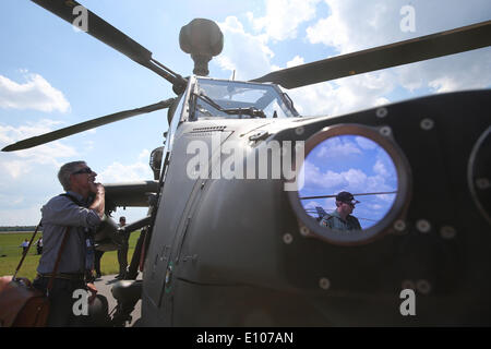 (140520) -- BERLIN, 20 mai 2014 (Xinhua) -- un visiteur consulte une Eurocopter Tigre au cours de la 2014 International Air Show (ILA) de l'Aéroport Schoenefeld de Berlin, Allemagne, le 20 mai 2014. Les 6 jours d'exposition ILA le coup d'ici mardi avec la participation de quelque 1 200 exposants venus de 40 pays et régions. (Xinhua/Zhang Fan) Banque D'Images