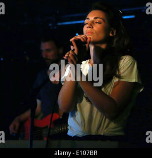 (140520) -- Francfort, 20 mai 2014 (Xinhua) -- Luca Vasta, un chanteur allemand d'origine, l'Italie réalise en Nachtleben à Francfort, Allemagne, le 20 mai 2014. (Xinhua/Luo Huanhuan) Banque D'Images