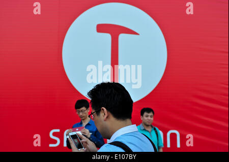 (140521) -- BEIJING, 21 mai 2014 (Xinhua) -- Fans assister à un événement de lancement de produit d'Smartisan Co., Ltd. au centre de congrès national de Chine à Beijing, capitale de Chine, le 20 mai 2014. Smartisan, une entreprise de technologie chinoise, a publié son premier smartphone, le Smartisan T1, mardi à Beijing. Le T1 Smartisan Smartisan s'exécute sur l'OS, une plate-forme Android sorti en 2013. Le smartphone est ouvert aux pré-commande avant l'expédition commence en juillet. (Xinhua/Zhai) Jianlan (LMM) Banque D'Images