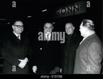 10 févr. 02, 1970 - Nouveau l'Ambassadeur d'Israël à Bonn : En tant que nouvelle ambassadrice israélite et le successeur de M. Asher Ben Nathan, M. Eliashiy Ben Horin est arrivé à Bonn. plus de ses fonctions officielles à Bonn le 2 février,1970. Depuis 1968, il avait été secrétaire d'État au ministère des Affaires étrangères d'Israël. Photo show (de g. à dr.) : l'envoyé spécial, l'ambassadeur Avan Idan E. Ben Horin, l'envoyé spécial de l'Allemand Von Rhamm (Foreign Office) , et le secrétaire d'Etat allemand Wesphal. Banque D'Images