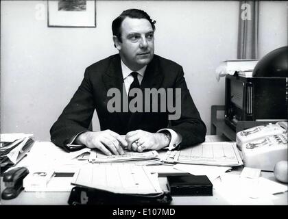 10 févr. 03, 1970 Bismarck-Great - Petit-fils devient attachée de presse en Israël. Loi Leopold von Bredow, un arrière-petit-fils d'Otto von Bismarck, rendez-vous en tant qu'attachée de presse de l'ambassade allemande à Tel Aviv, Israël. Il assumera ses nouvelles fonctions le 15 février 1970. Plus tôt, il avait été un conseiller de légation dans le bureau des affaires étrangères à Bonn. Sur la photo : von Bredow dans son bureau de travail local. Banque D'Images