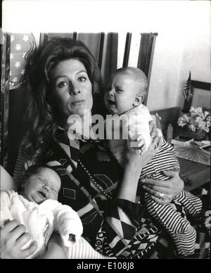 Mar. 03, 1970 - Lynn's little girl : des photos exclusives de la nouvelle petite-fille Redgrave : Né à la maison plus tôt dans la soirée du jeudi est un autre membre de la famille Redgrave remarquable. Elle s'appelle Kelly, et son nom est Clark : Mais sa mère est Lynn, mieux connu sous le nom de Lynn Redgrave, actrice soeur de Vanessa, et fille de Sir Michael Redgrave et Lady, Kelly a un frère, Benjamin, né en mai 1968, juste assez vieux pour être trilled lors d'une baby sister Banque D'Images