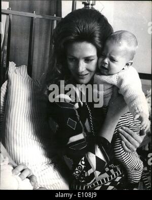 Mar. 03, 1970 - Lynn's little girl : des photos exclusives de la nouvelle petite-fille Redgrave : Né à la maison plus tôt dans la soirée du jeudi est un autre membre de la famille Redgrave remarquable. Elle s'appelle Kelly, et son nom est Clark : Mais sa mère est Lynn, mieux connu sous le nom de Lynn Redgrave, actrice soeur de Vanessa, et fille de Sir Michael Redgrave et Lady, Kelly a un frère, Benjamin, né en mai 1968, juste assez vieux pour être trilled lors d'une baby sister Banque D'Images