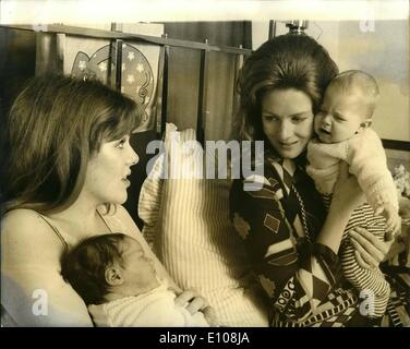 Mar. 03, 1970 - Lynn's Little Girl : des photos exclusives de la nouvelle petite-fille Redgrave. Né à la maison plus tôt dans la soirée du jeudi est un autre membre de la famille Redgrave remarquable. Kelly elle sera appelée , et son nom est Clark : mais sa mère est Lynn, mieux connu sous le nom de Lynn actrice Redgrove soeur de Vanessa , et la fille de Sir Michael Redgrave et Lady. Kelly a un frère, Benjamin, né en Mai 1968,juste assez vieux pour être rilled lors d'une baby sister Banque D'Images