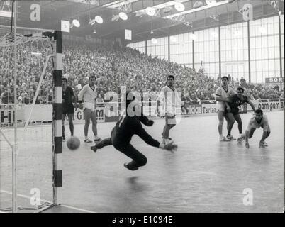 Mar. 09, 1970 - L'équipe roumaine remporte le Championnat du Monde de Handball - La finale du Championnat du Monde de Handball a été remporté par l'équipe roumaine qui a battu leurs adversaires de l'Allemagne de l'est hier à Paris. OPS : Un incident du jeu Les joueurs roumains sont en noir. Banque D'Images