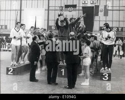 Mar. 09, 1970 Handball - Championnat du monde - la finale du Championnat du Monde de Handball s'est tenue à Paris a été remporté par l'équipe roumaine. OPS : l'équipe gagnante sur le podium. sur la gauche de l'équipe d'Allemagne de l'Est qui venaient au second rang. Banque D'Images